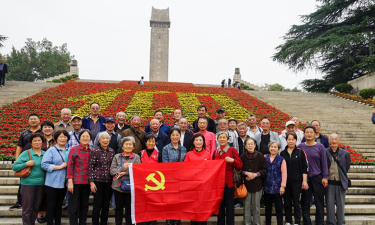 全体党员在雨花台烈士纪念碑前合影1.jpg