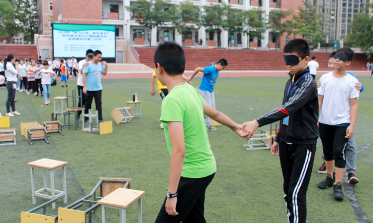 学生参加“盲人与拐杖”游戏1.JPG